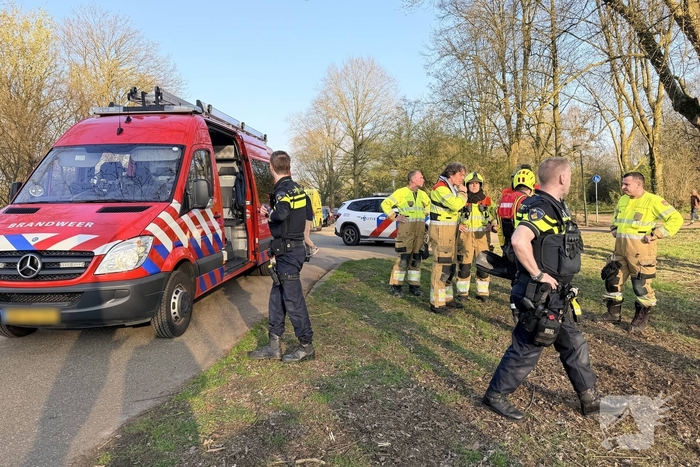 Brandweer zoekt persoon in water