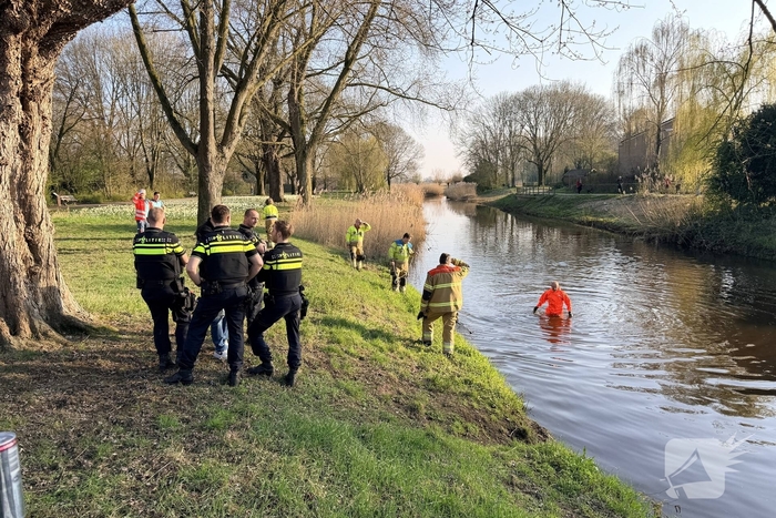 Brandweer zoekt persoon in water