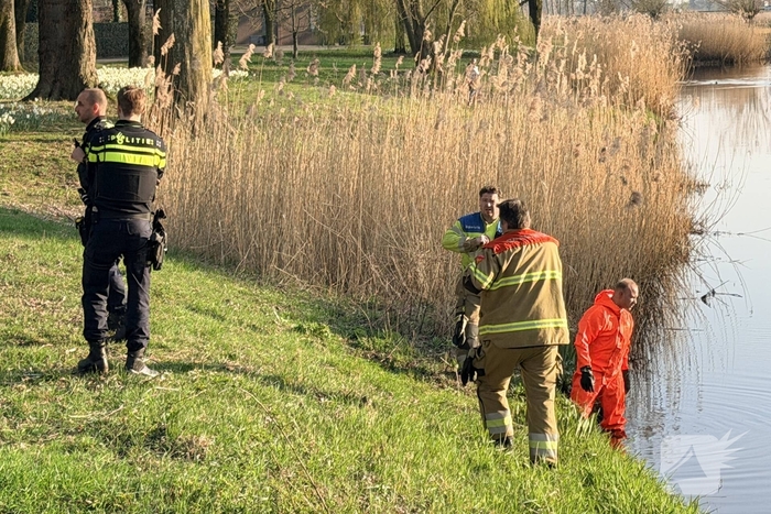 Brandweer zoekt persoon in water