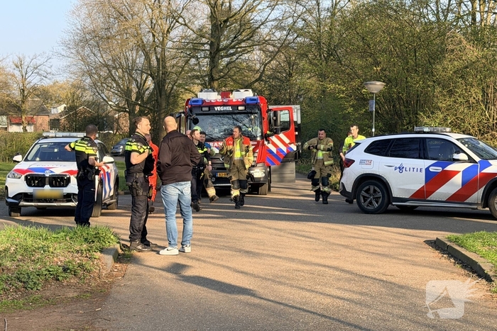 Brandweer zoekt persoon in water