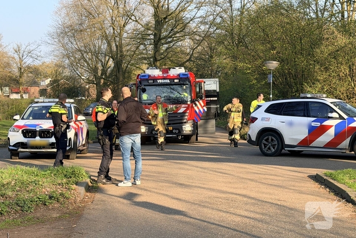 Brandweer zoekt persoon in water