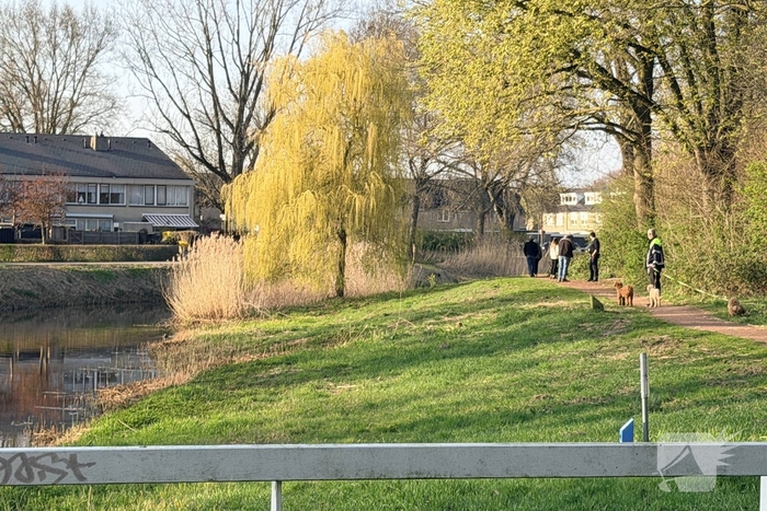 Brandweer zoekt persoon in water