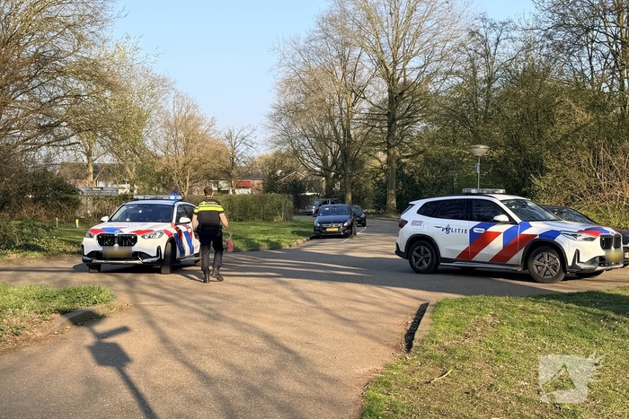 Brandweer zoekt persoon in water