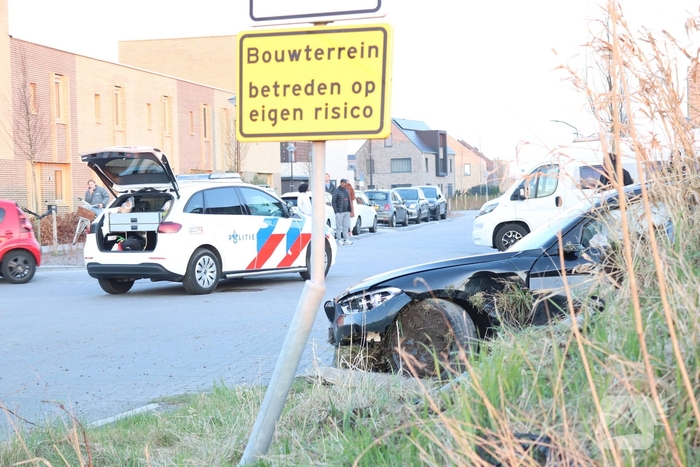 Auto slaat over de kop na ongeval