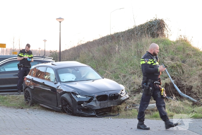 Auto slaat over de kop na ongeval