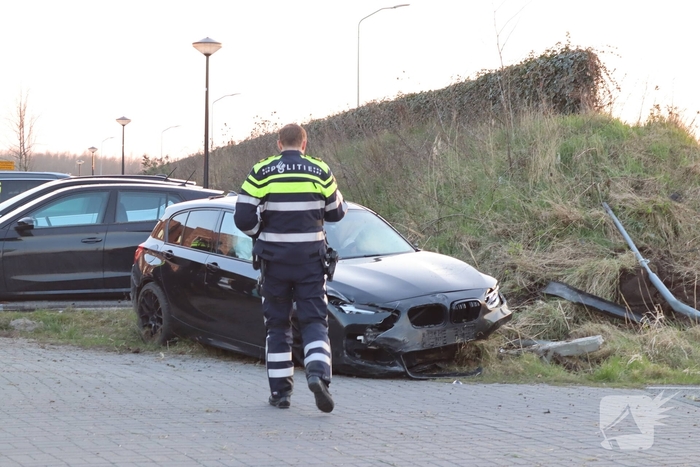 Auto slaat over de kop na ongeval