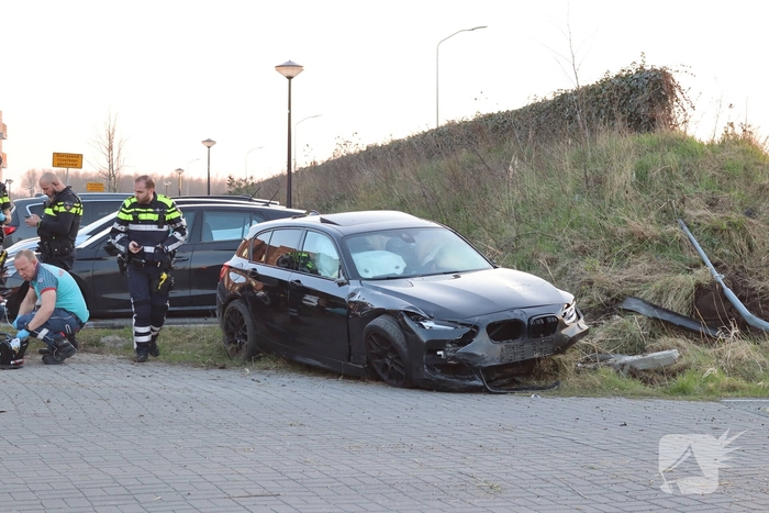 Auto slaat over de kop na ongeval