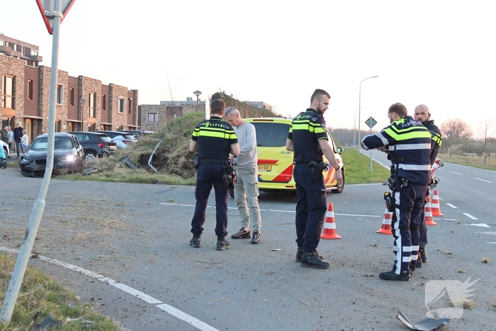 Auto slaat over de kop na ongeval