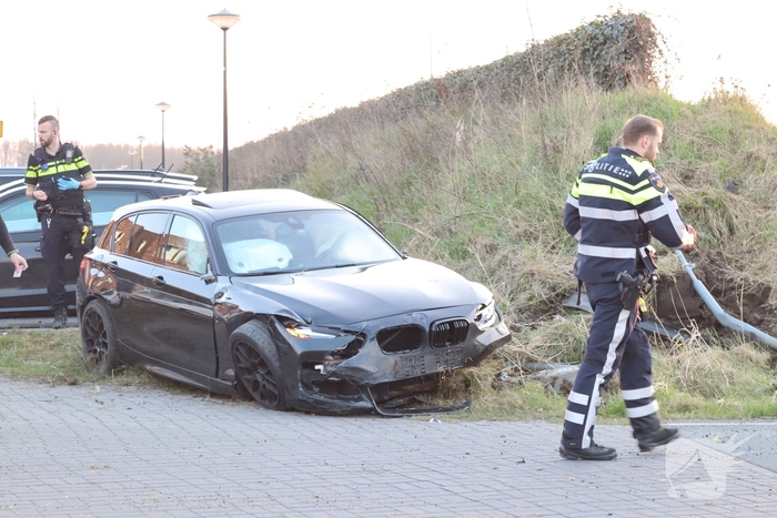 Auto slaat over de kop na ongeval