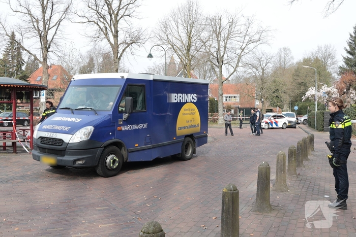 Geldwagen haalt resterend geld op na plofkraak in Laren