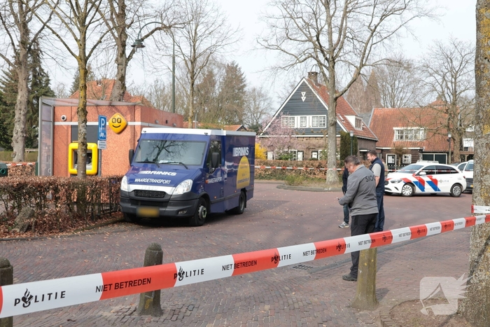 Geldwagen haalt resterend geld op na plofkraak in Laren