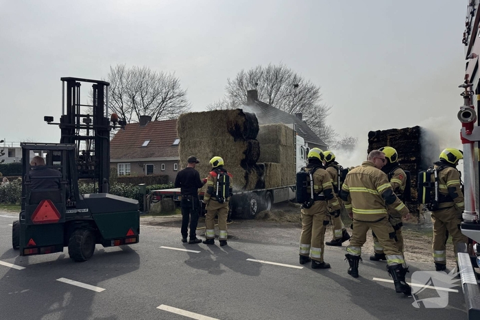 Brand in vrachtwagen met hooi
