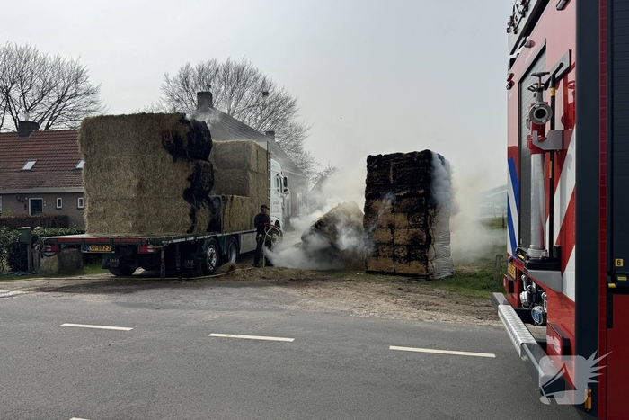 Brand in vrachtwagen met hooi