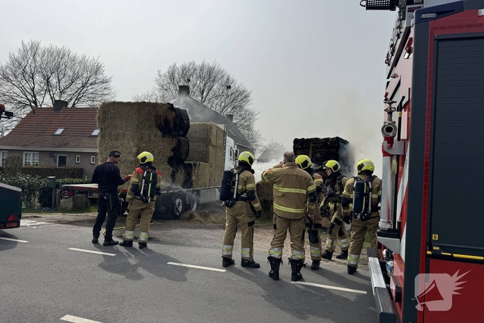 Brand in vrachtwagen met hooi