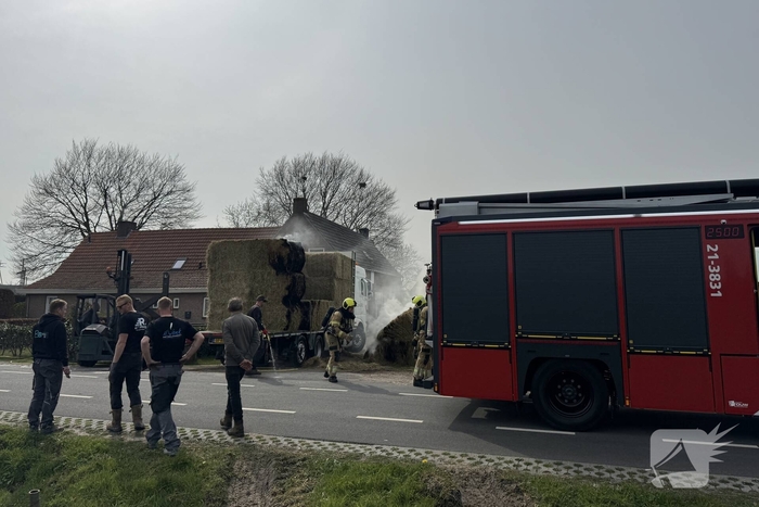Brand in vrachtwagen met hooi