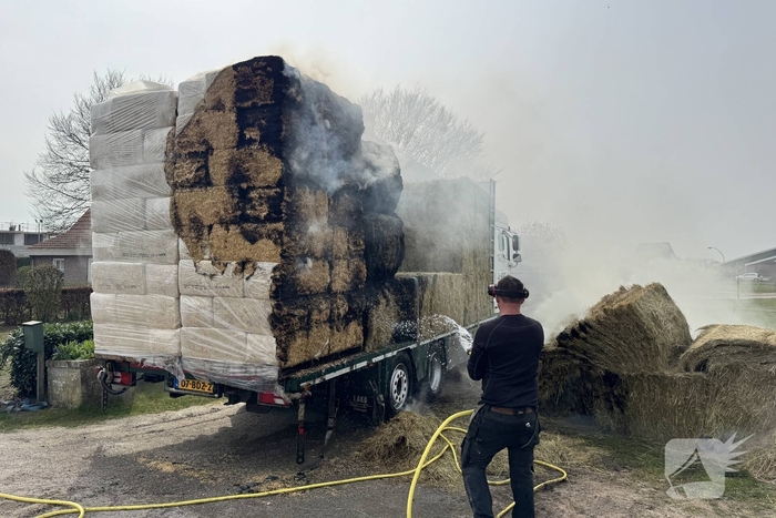 Brand in vrachtwagen met hooi