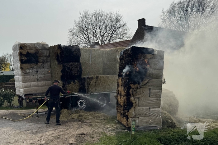 Brand in vrachtwagen met hooi