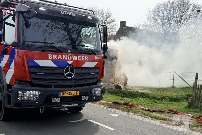 Brand in vrachtwagen met hooi
