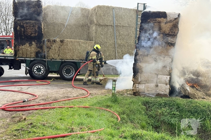 Brand in vrachtwagen met hooi