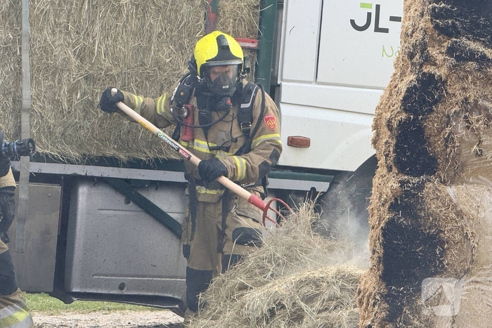Brand in vrachtwagen met hooi