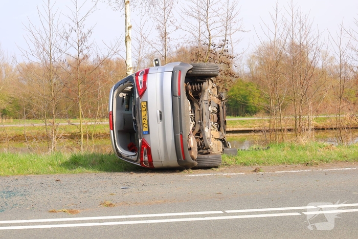Auto belandt op zijn kant na botsing met boom