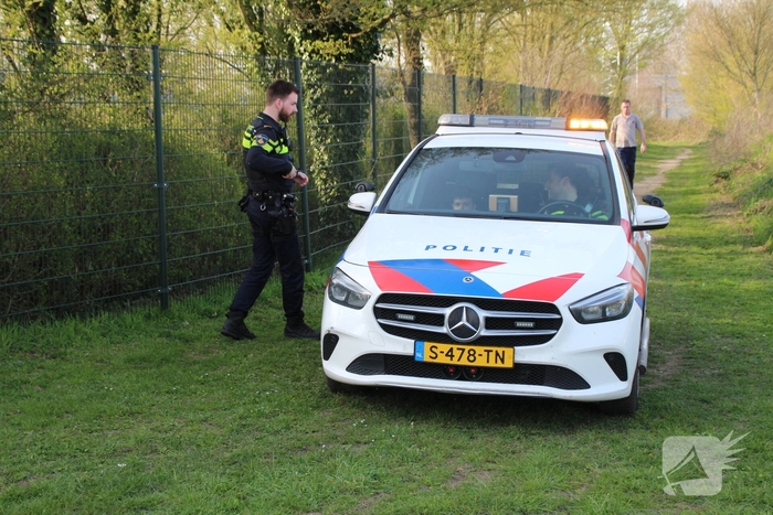 Brand verwoest riet langs het water