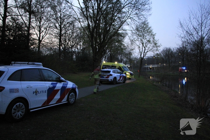 Brandweer start zoektocht nadat auto te water raakt