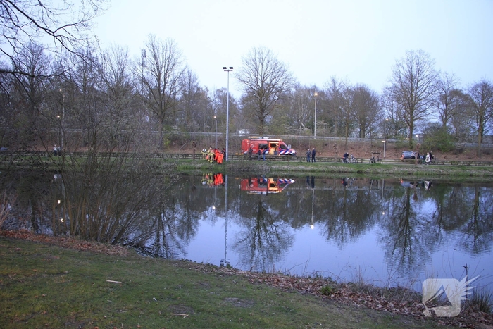 Brandweer start zoektocht nadat auto te water raakt