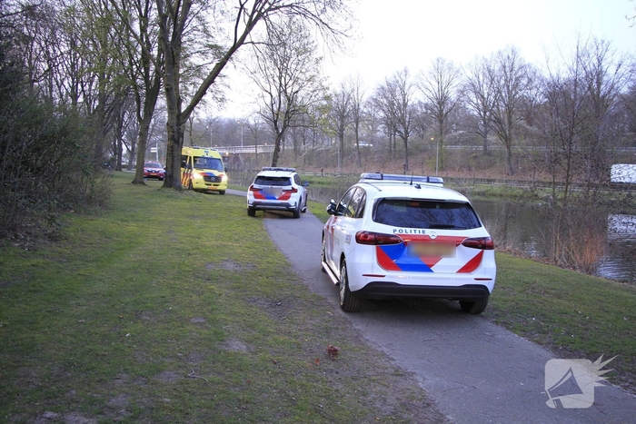 Brandweer start zoektocht nadat auto te water raakt