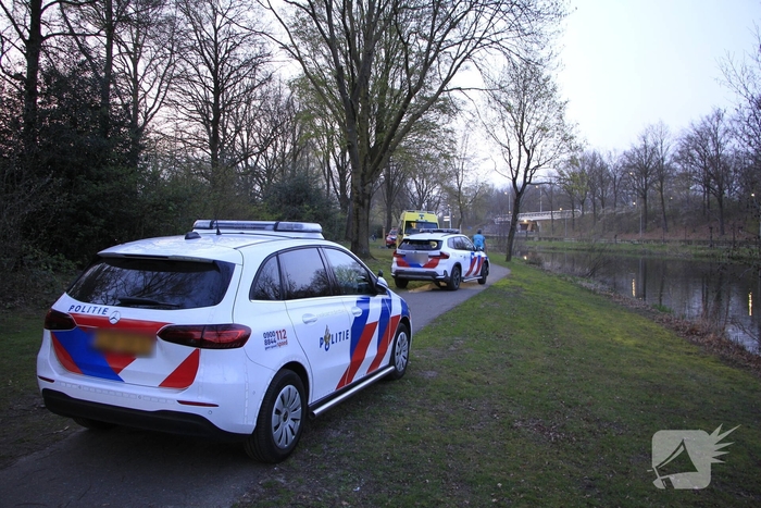 Brandweer start zoektocht nadat auto te water raakt