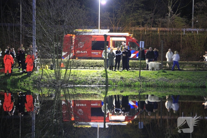 Brandweer start zoektocht nadat auto te water raakt