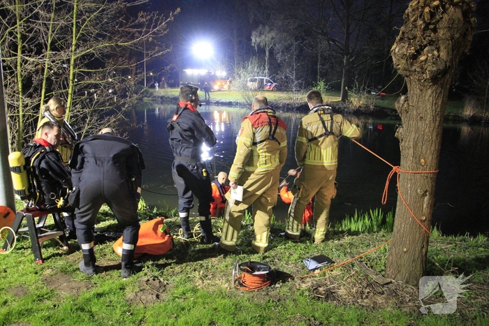 Brandweer start zoektocht nadat auto te water raakt