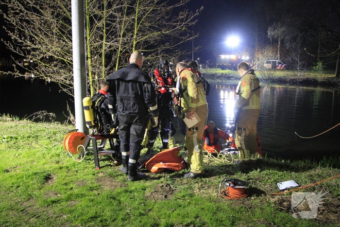 Brandweer start zoektocht nadat auto te water raakt