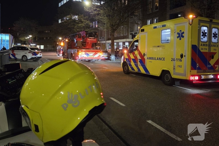 Brandweer ventileert woning na gebouwbrand