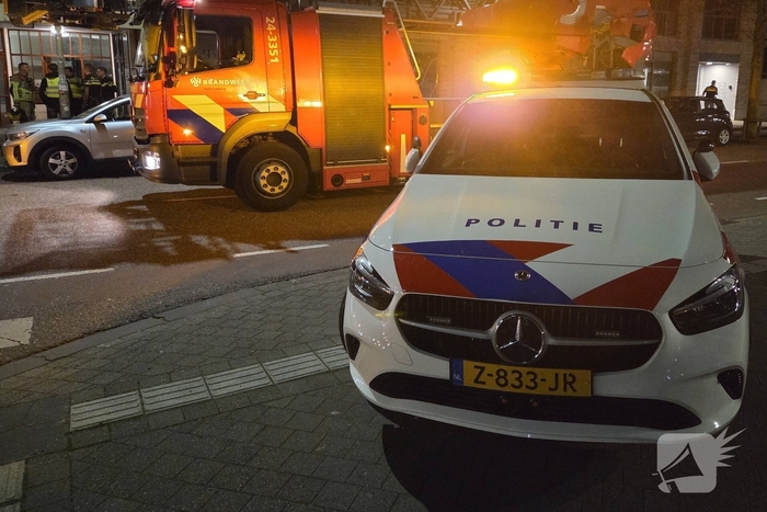 Brandweer ventileert woning na gebouwbrand