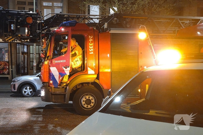 Brandweer ventileert woning na gebouwbrand
