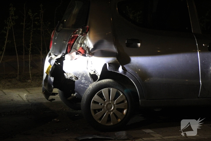 Auto botst met hoge snelheid op geparkeerde voertuigen