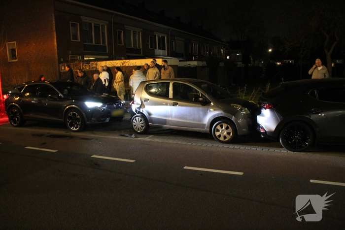Auto botst met hoge snelheid op geparkeerde voertuigen