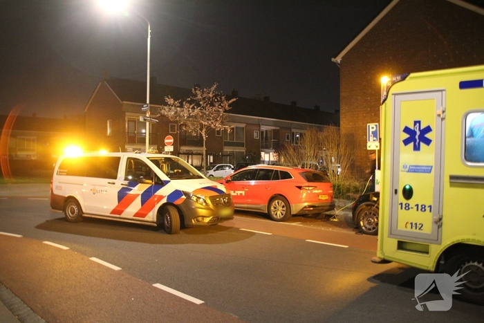 Auto botst met hoge snelheid op geparkeerde voertuigen