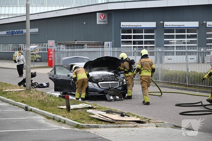 Brandweer snel ter plaatse bij autobrand