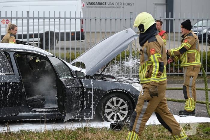 Brandweer snel ter plaatse bij autobrand