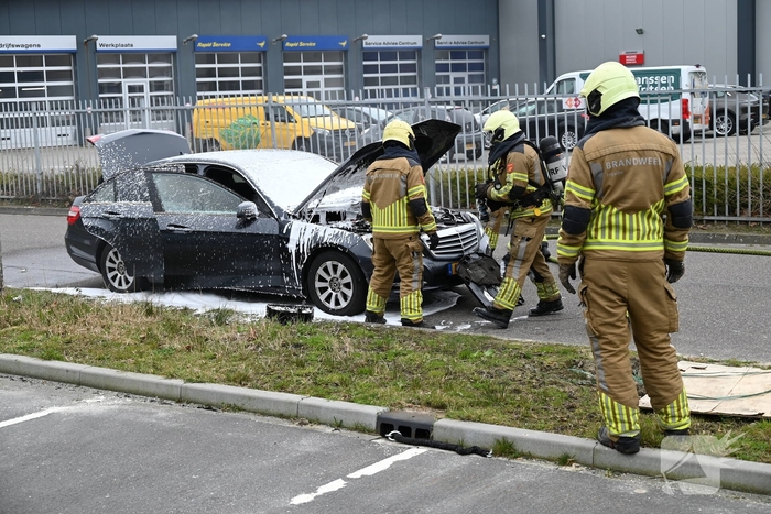 Brandweer snel ter plaatse bij autobrand