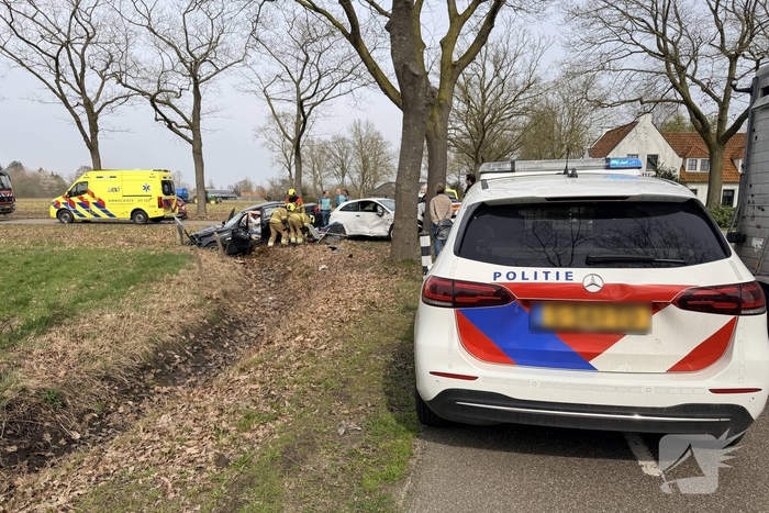 Auto belandt in sloot na aanrijding met meerdere gewonden