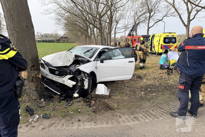Auto belandt in sloot na aanrijding met meerdere gewonden
