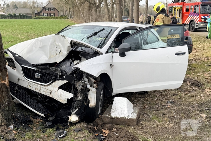 Auto belandt in sloot na aanrijding met meerdere gewonden