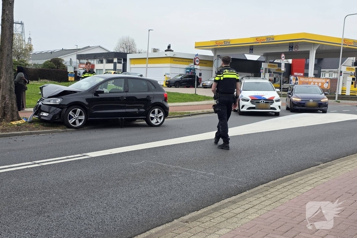 Auto komt tot stilstand tegen boom