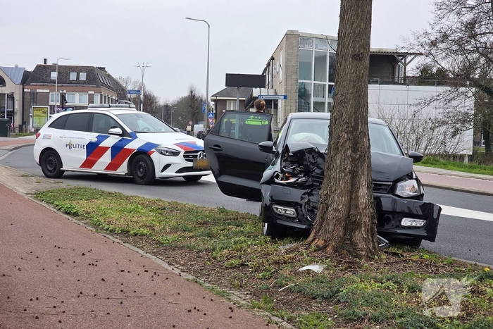 Auto komt tot stilstand tegen boom