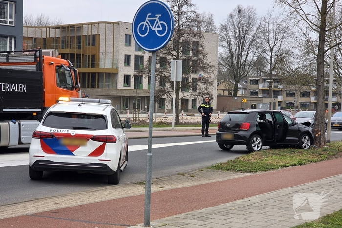 Auto komt tot stilstand tegen boom