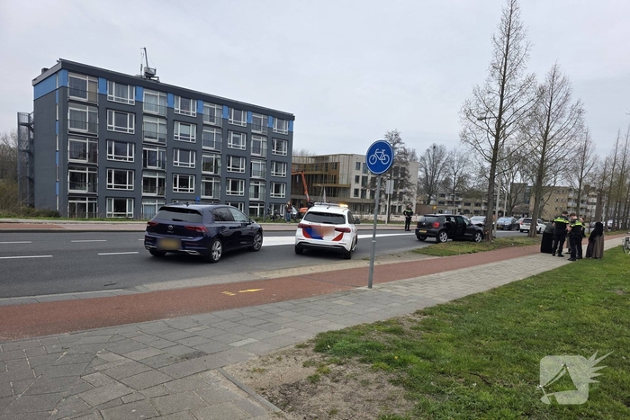 Auto komt tot stilstand tegen boom