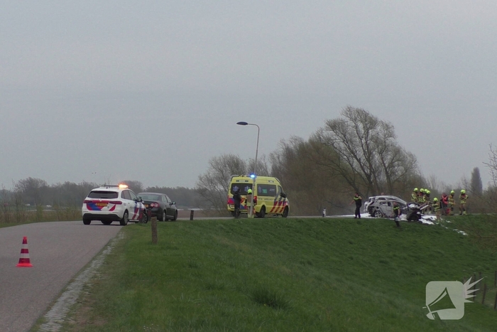 Vlammen uit auto na aanrijding